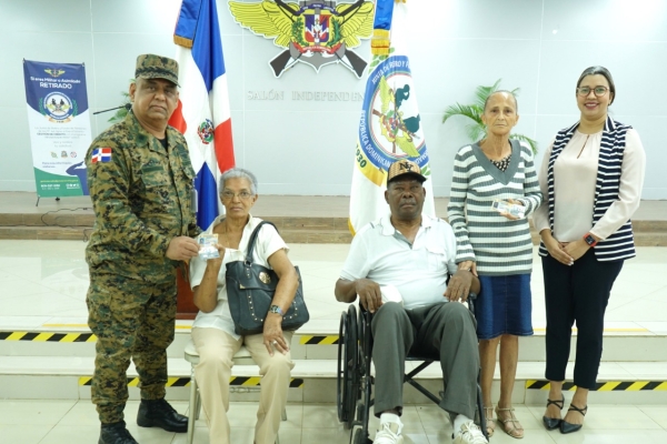 Junta de Retiro entrega tarjetas del Programa “Supérate” a miembros retirados de las Fuerzas Armadas