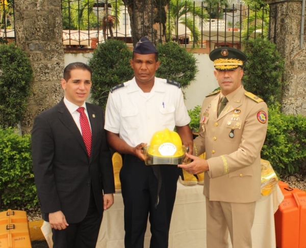El presidente de la JRFFAA, Gral. de Brigada, Ricardo L. Rosa Chupany, ERD, hace entrega de equipos la Capitán Máximo Concepción, encargado del Cuerpo de bomberos del Ministerio de Defensa