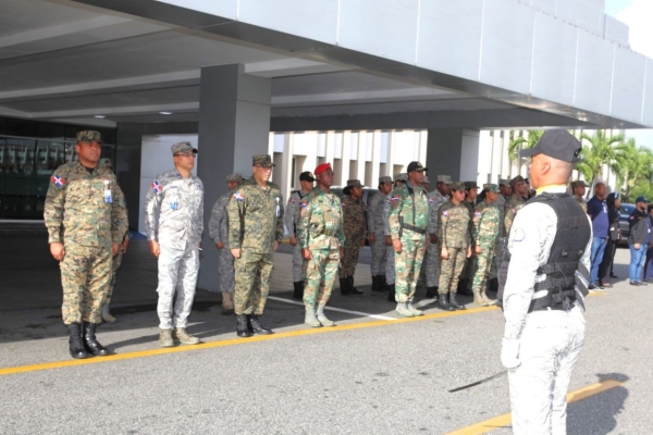 Orgullo Militar presente en izamiento de la Bandera Nacional con el personal de la Junta de Retiro