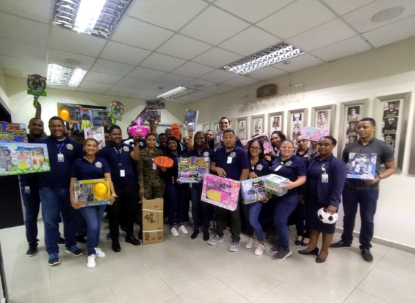 Personal de la JRFPFFAA recibe juguetes donados por ADEOFA