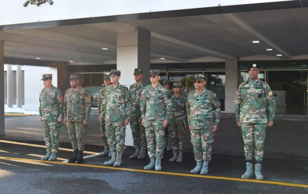 Orgullo Militar presente en izamiento de la Bandera Nacional con el personal de la Junta de Retiro