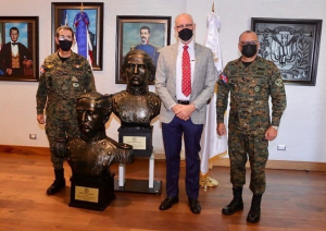 Ministro de Defensa recibe visita del Cónsul Dominicano en Hamburgo-Alemania