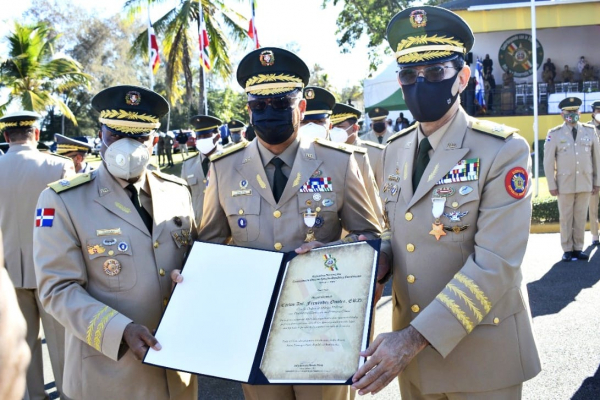Ministro de Defensa encabeza acto condecoración a Oficiales FF.AA. y P.N con distinción otorgada por el Poder Ejecutivo