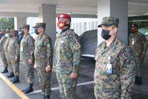 Orgullo Militar presente en izamiento de la Bandera Nacional con el personal de la Junta de Retiro