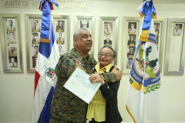 Junta de Retiro entrega cheques de pagos retroactivos a retirados militares