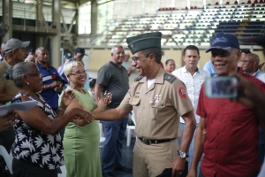 Entre emoci&oacute;n y gratitud: Retirados militares de los Alcarrizos reciben atenci&oacute;n y apoyo del Ministerio de Defensa