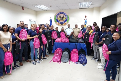 Personal de la Junta de Retiro recibe mochilas y útiles escolares entregados por ADEOFA