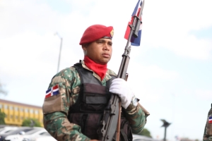 Miembros de la Junta de Retiro participan en izamiento de la Bandera Nacional