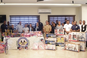 ADEOFA realiza entrega de juguetes a colaboradores de la Junta de Retiro