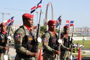 Miembros de la Junta de Retiro participa en izamiento de la Bandera Nacional
