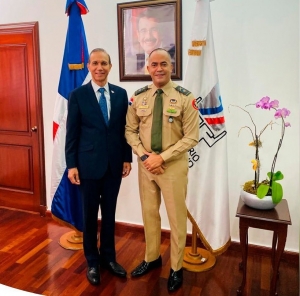 El Ministro de trabajo, Dr. Winston Antonio Santos Ureña recibe en su despacho, al General de Brigada, Ricardo L. Rosa Chupany